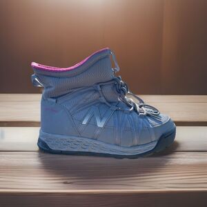 Women’s New Balance Fresh Foam Boots Size 8 Gray - Worn Once